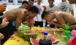 高考考生免费吃瓜,高考学子免费畅享夏日清凉瓜果盛宴