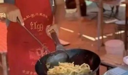 娱乐吃瓜酱摆摊视频,揭秘网红美食背后的故事